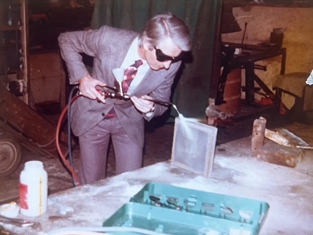 Guy Maybon, inventeur et fondateur de Technogenia, réalisant un procédé de soudure au chalumeau